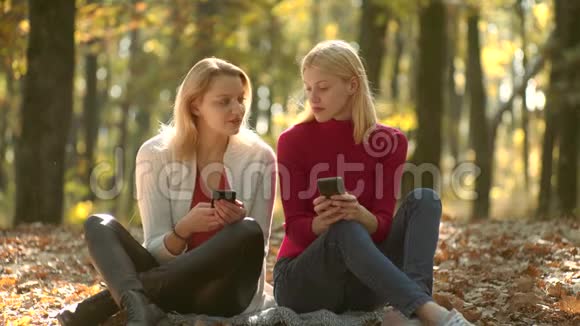 带电话的女孩青年博主博客概念两个女孩用智能手机在线学习电子学习概念视频的预览图