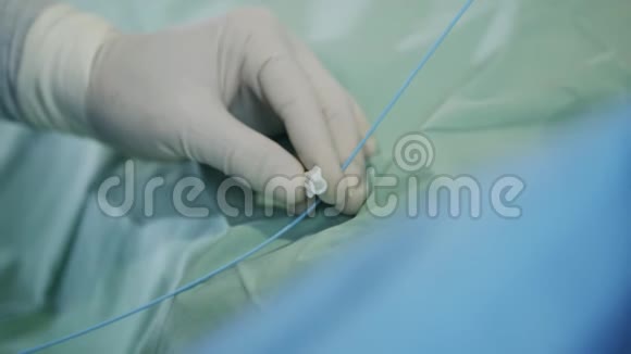在心脏导管插入过程中用外科医生的手关闭视频的预览图