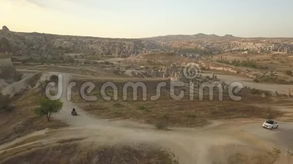 土耳其卡帕多西亚山区岩石地形的无人机镜头4k视频的预览图
