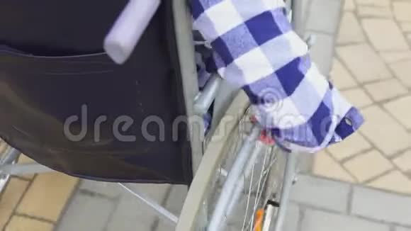 坐在轮椅上的残疾女孩她把手放在方向盘上视频的预览图