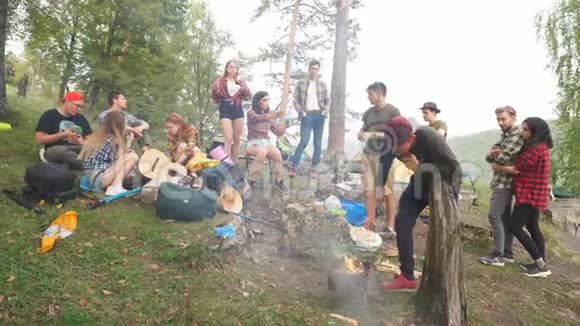 大批游客在山顶露营游客在大自然中用餐景色优美视频的预览图
