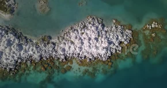 土耳其萨尔达湖上的一个大规模矿产层的俯视图视频的预览图