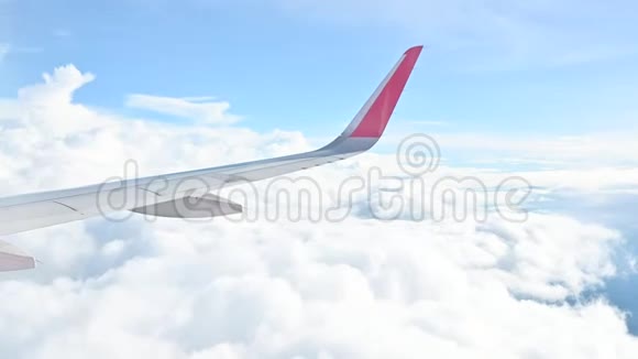 从飞机上俯瞰多云的天空视频的预览图