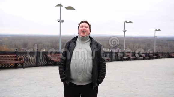 从近处放大快乐胖子的肖像直视镜头笑视频的预览图