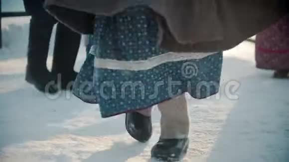 俄罗斯传统一个穿毛毡靴子和裙子的女孩在旋转视频的预览图