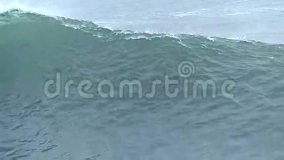 加利福尼亚海岸的巨大海浪视频的预览图