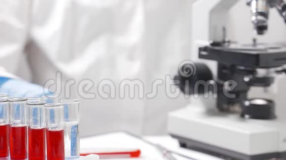 一位现代实验室的科学家进行血液测试微生物或细菌学研究视频的预览图