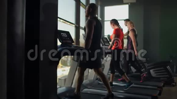 一群人在健身房训练慢动作跑步机视频的预览图