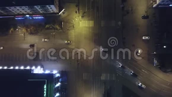 从高空无人驾驶飞机俯瞰夜间有汽车行驶的道路剪辑通往现代城市的高速公路上的交通头灯视频的预览图