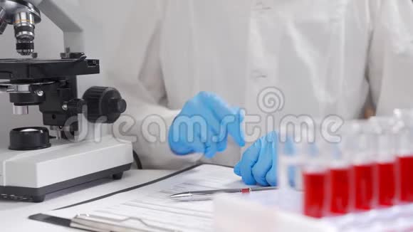 实验室助理对血液涂片进行微生物分析概念血液病血液视频的预览图