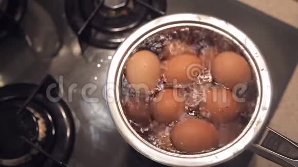 在煤气炉上煮鸡蛋俯视图特写视频的预览图