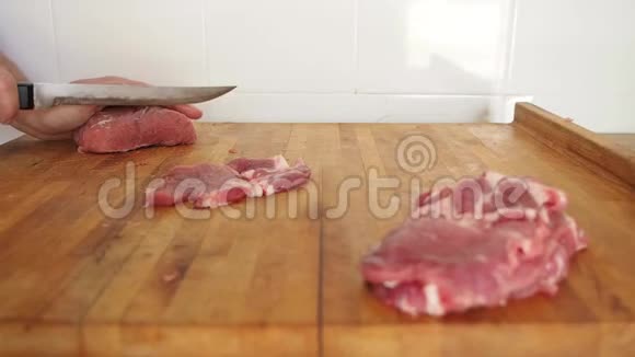 女孩用刀子在木板上切肉视频的预览图