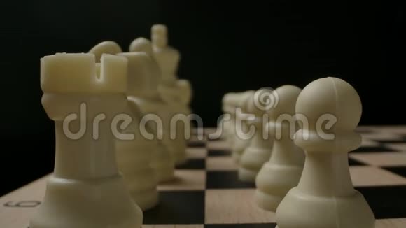 白色棋子开始排位置准备比赛视频的预览图