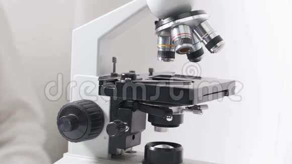 实验室用金属透镜拍摄样品玻片和显微镜的特写镜头视频的预览图