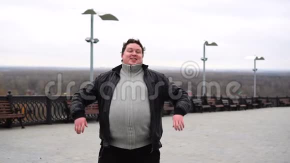 胖胖的快乐男人的肖像感到哇和高兴欣喜若狂一位白人大男人视频的预览图