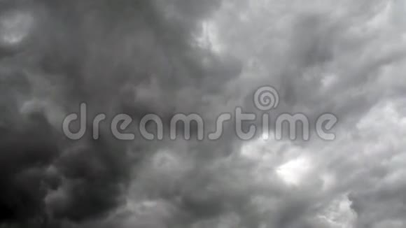 雨前天空中的灰色云时间流逝雨中的天空飘着云视频的预览图