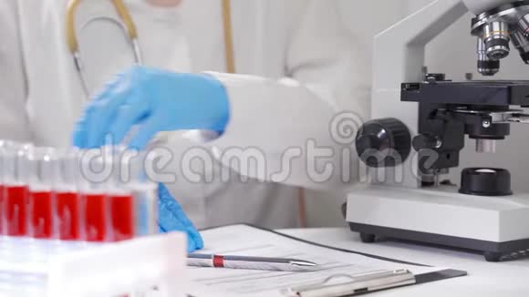 一位现代实验室的科学家进行血液测试微生物或细菌学研究视频的预览图