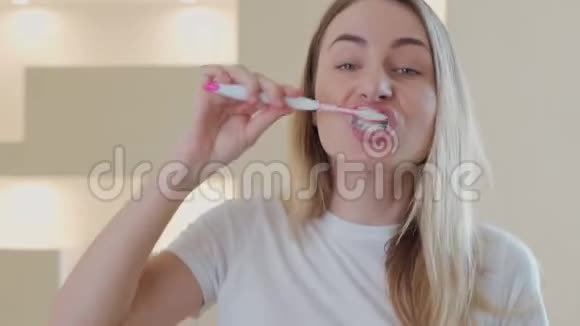 女人对着镜子刷牙醒来后视频的预览图