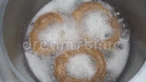 甜甜圈在植物油里炸视频的预览图