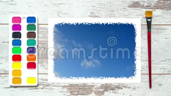 创意时间用画笔颜料一张纸和蓝天上的浮云圈出4k的桌子视频的预览图