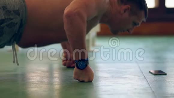 中年男子在健身房锻炼视频的预览图