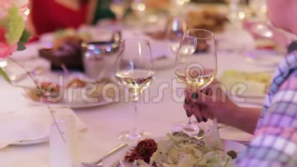女人手拿着一杯香槟在生日聚会上和朋友聊天视频的预览图