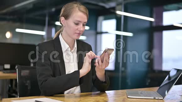 勤劳的年轻女商人在智能手机上失败视频的预览图