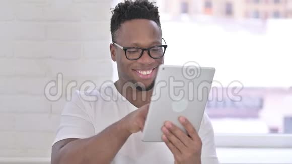 严肃的非洲休闲男子使用平板电脑的肖像视频的预览图