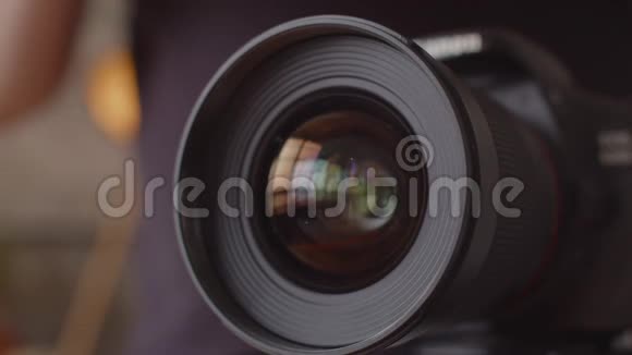 一个人手拧动相机上的照片滤镜一个男人把一个照片滤镜贴到镜头上视频的预览图