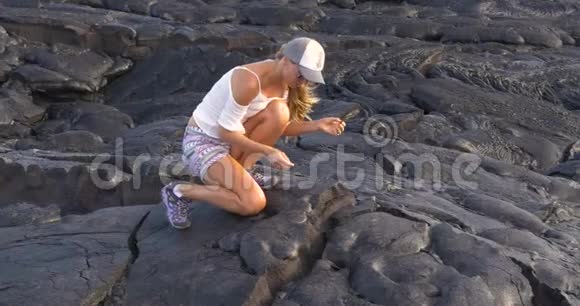 夏威夷基拉韦亚火山熔岩的女人视频的预览图