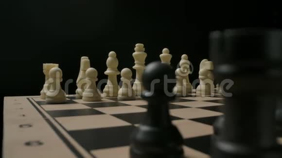 黑白棋子之间的对抗游戏的开始视频的预览图
