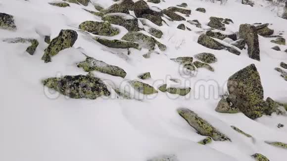 雪山的山峰秋天在山里多云多风天气视频的预览图