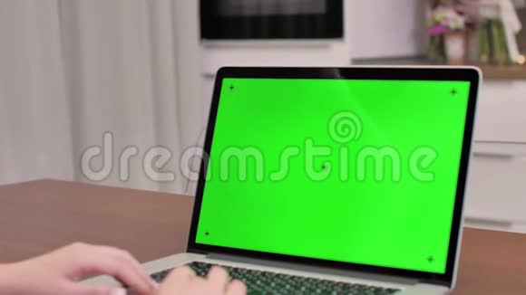 女士使用笔记本电脑与笔记本电脑绿色屏幕4K镜头技术色度键模板模型和娱乐概念视频的预览图