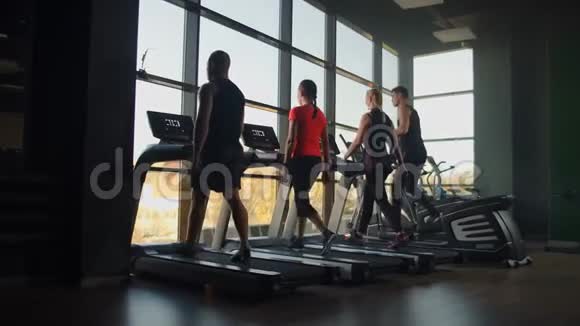 两名年轻的健身健康妇女在运动现代健身房跑步机上健身运动训练人的概念视频的预览图