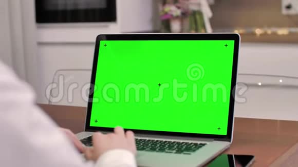 女士使用笔记本电脑与笔记本电脑绿色屏幕4K镜头技术色度键模板模型和娱乐概念视频的预览图