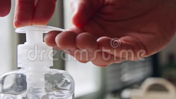 使用洗手液密切接触冠状病毒预防感染视频的预览图