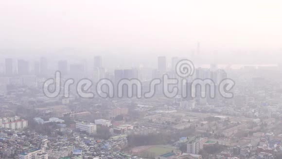 雾霾中的首尔城市景观视频的预览图
