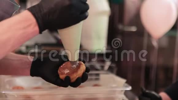 厨师手把凝乳膏用挤压袋放入凝乳面包视频的预览图