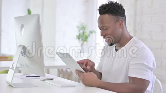 在办公室使用平板电脑的非洲男子视频的预览图