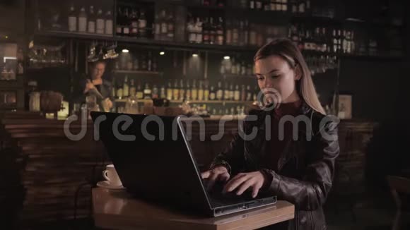 支持企业成功的现代女企业家在咖啡馆里的电脑工作喝咖啡看电视视频的预览图