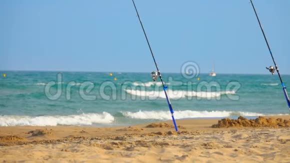 钓鱼竿矗立在海滨视频的预览图