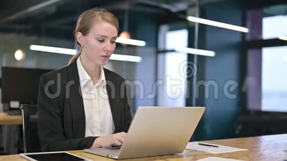疲惫的年轻女商人在办公室头痛视频的预览图