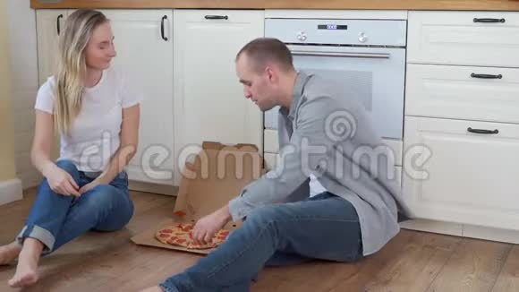 一对在家吃披萨的情侣视频的预览图
