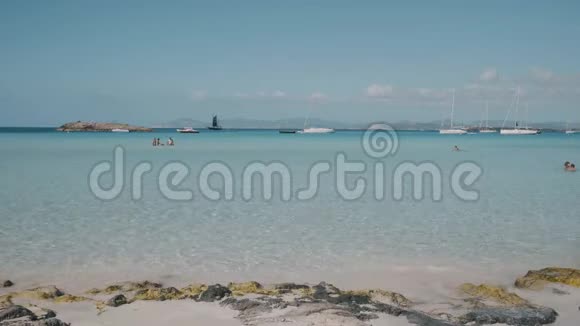 巴利阿里群岛佛门蒂拉落基海滩岸视频的预览图