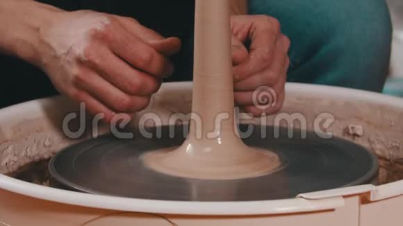 粘土较长的图形在陶工车轮上旋转视频的预览图