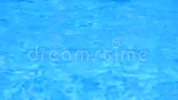 景观纹理海侧白沙水面纹理慢动作循环清洁游泳池涟漪和波浪视频的预览图