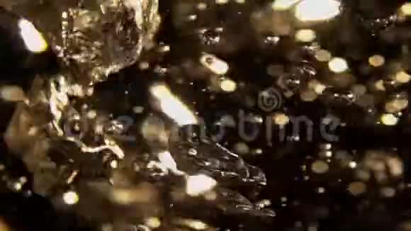 抽象的金色背景有移动和振动的体积气泡模糊背景视频的预览图