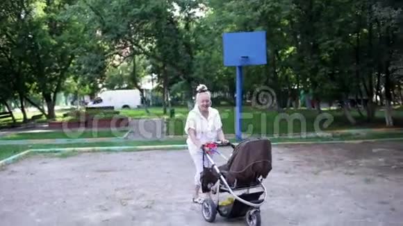祖母和孙子在院子里散步视频的预览图