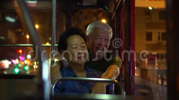 中老年夫妇一起在香港旅游视频的预览图