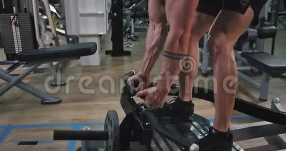 大型健身班健身男子细节男子锻炼集中发展他的肌肉视频的预览图